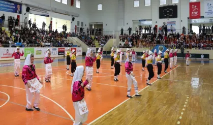 Hendek Kapalı Spor Salonunda 23 Nisan Coşkusu Yaşandı