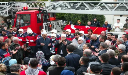 Sakarya’nın şehit itfaiye eri dualar eşliğinde uğurlandı.