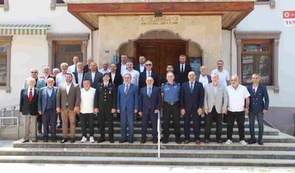 Hendek'te resmi bayramlaşma programı düzenledi