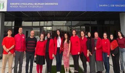 Farkındalık için Hendek'te Kırmızıya Büründüler