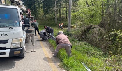 Hendek Hicriye’de ulaşım güvenliği için çelik bariyer takılıyor