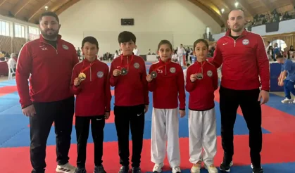 Hendekli karateciler Kosova’da kürsüye çıktı