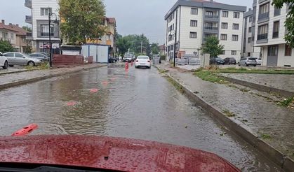 Kemaliye Mahallesi’nde Yağış Sonrası Yollar Su Altında Kaldı