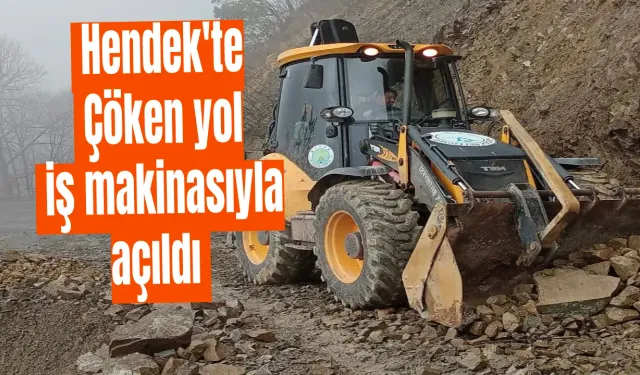 Hendek'te Çöken yol iş makinasıyla açıldı