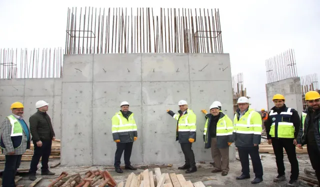 Yapımı devam eden Hendek Fen Lisesi inşaatını incelediler.
