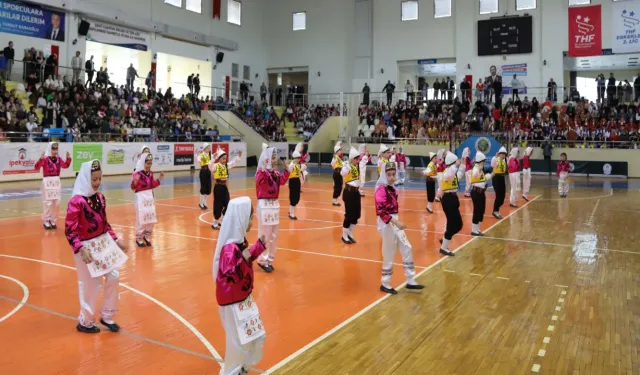 Hendek Kapalı Spor Salonunda 23 Nisan Coşkusu Yaşandı