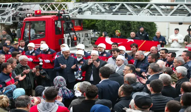 Sakarya’nın şehit itfaiye eri dualar eşliğinde uğurlandı.