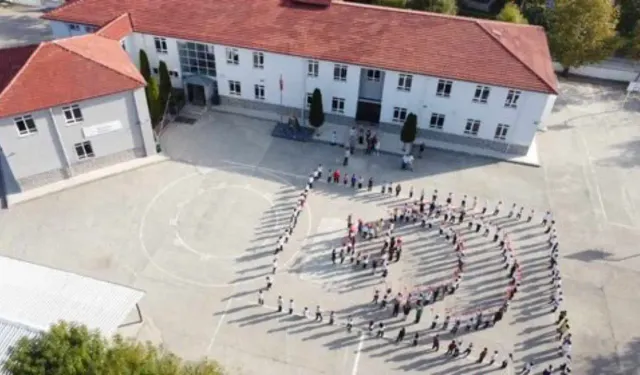 Hendek Yeni Yüzyıl İlkokulu Öğrencilerinden Ay Yıldız koreografisi