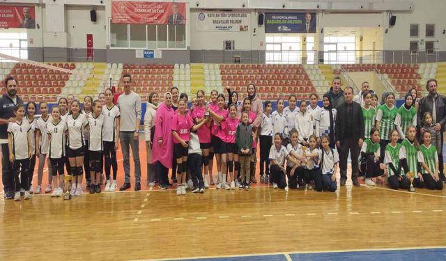 Hendek Atike Hanım Ortaokulu, Voleybolda İlçe Birincisi Oldu