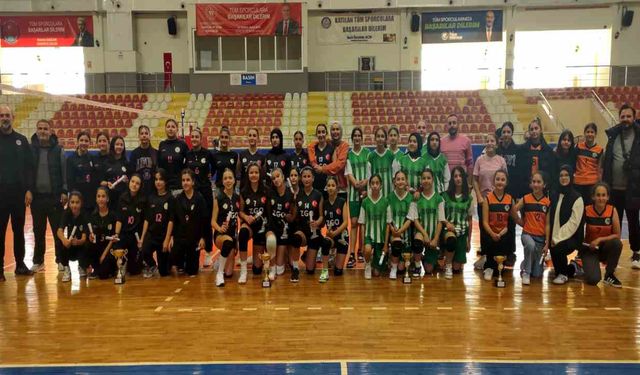 Yıldız Kızlar Voleybol İlçe Birinciliği Sona Erdi