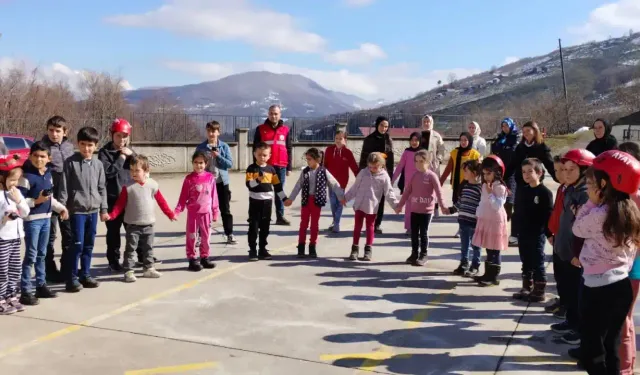 Hendek'te Belediye ve Arama Kurtarma Derneği okulda tatbikat yaptı