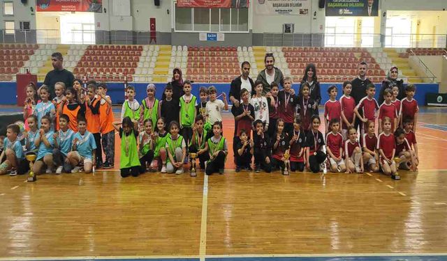 Hendek’te Geleneksel Çocuk Oyunları Şenliği Renkli Görüntülere Sahne Oldu