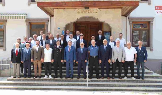 Hendek'te resmi bayramlaşma programı düzenledi