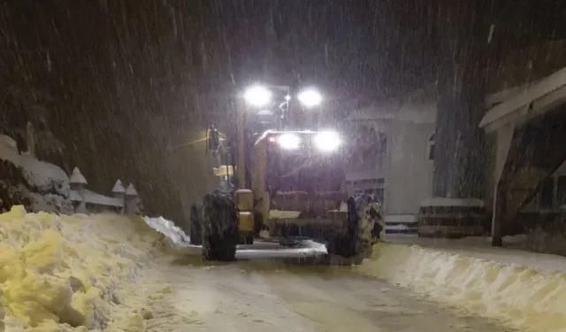 Hendek'in Yüksek Kesimlerinde Yollar Açık Tutulmaya çalışılıyor