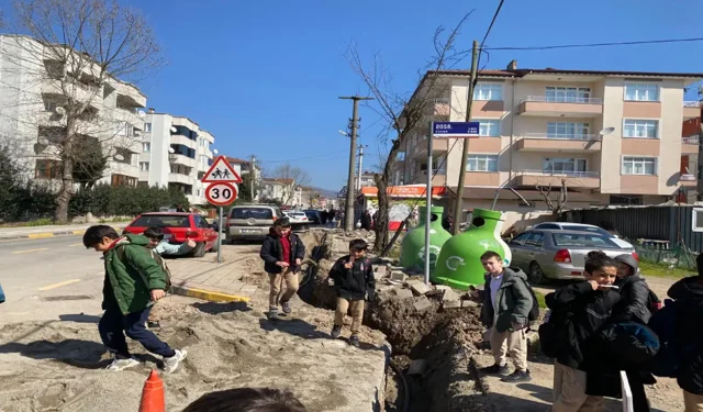 Hendek Cumhuriyet İlkokulu Yanında Tehlikeli Kazı
