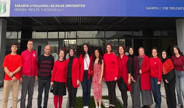 Farkındalık için Hendek'te Kırmızıya Büründüler