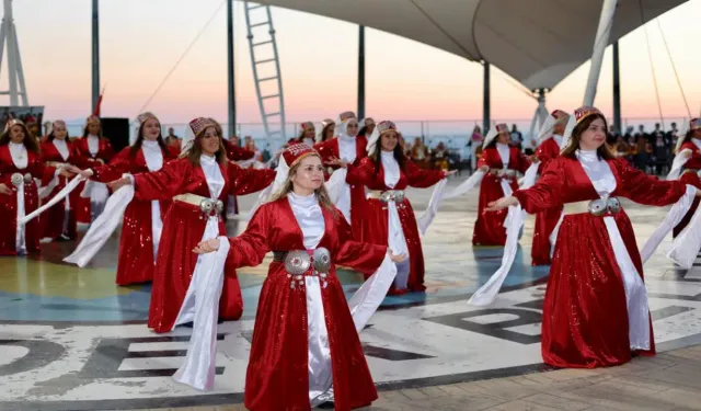 Hendek'te 2. Maarif Halk Dansları Şenliği Düzenlendi
