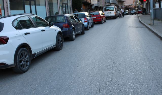 Bağdat Caddesi'nde Hatalı Park Sorunu Trafiği Aksatıyor