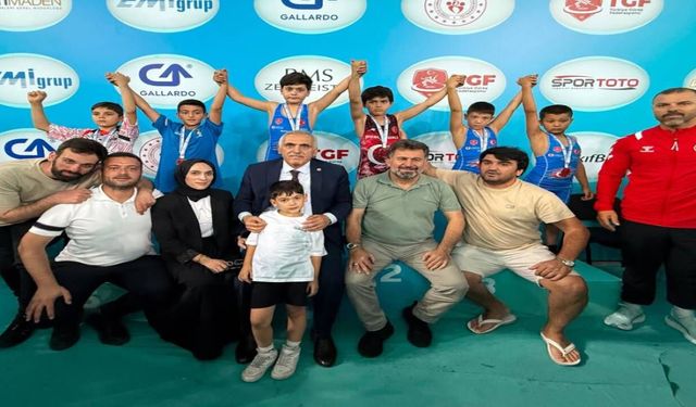 Hendekli Minik Güreşçi Hamza Şahin Türkiye Şampiyonu Oldu