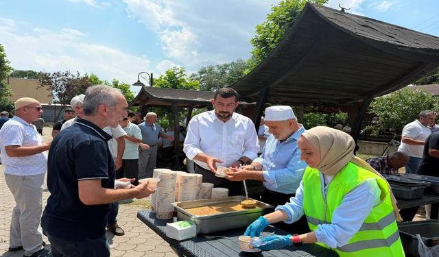 Hendek Belediyesi Yeşilyurt’ta Aşure Dağıttı