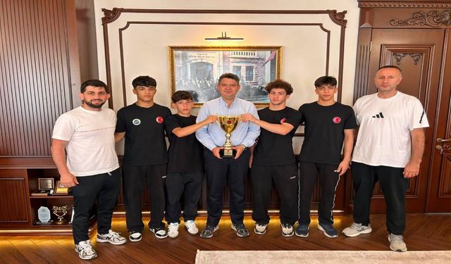 Şampiyon Güreşçilerden Kaymakam Gökpınar'a Ziyaret