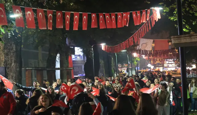 Yağmura Rağmen Coşkulu Yürüyüş ve Konser