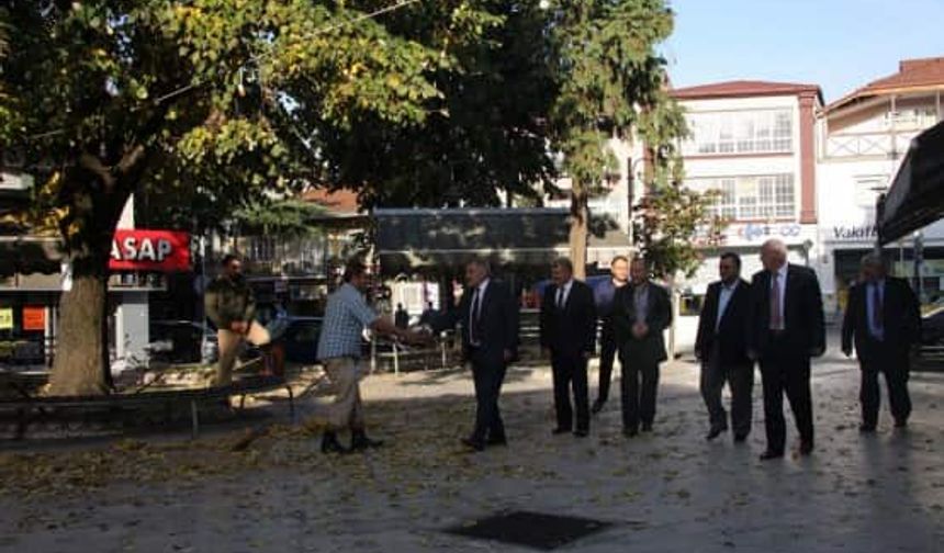 Hendek protokolü, Hendek Müftülüğü’nde bayramlaştı. Bayramlaşma programı, Jandarma, hastane, Emniyet Müdürlüğü, Melek Nişancı Huzurevi ve cezaevi ziyareti ile devam etti. Programda bir konuşma yapan Hendek İlçe Müftüsü Abdurrahman Şahin “ Kurban Bayramının birliğimize, beraberliğimize vesile olmasını Cenab-ı Allah’tan diliyorum. Kurban bayramınızı kutluyor, hayırlar getirmesini diliyorum “ Dedi.