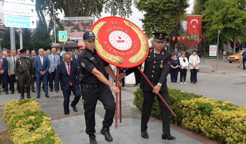 Zafer Bayramının 100. Yıl dönümü Hendek de düzenlenen törenle kutlandı.