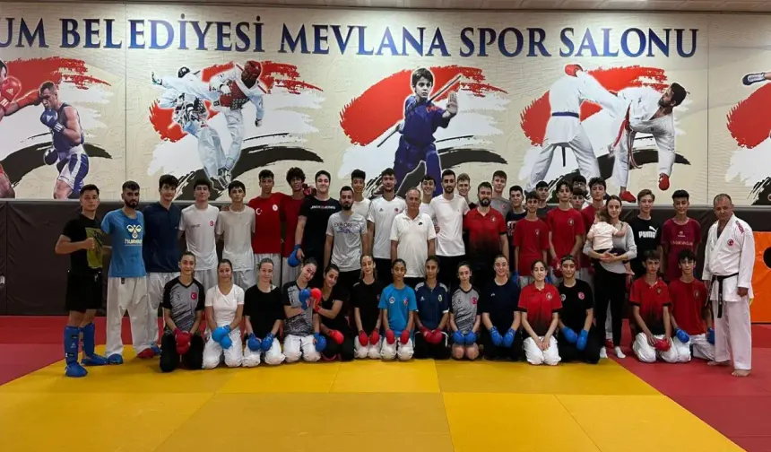 Birlikte kampın renkli ve verimli atmosferine dahil oldu.