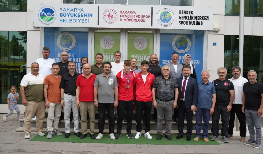 Hendek kulüp binası önünde karşılama töreni düzenlendi.