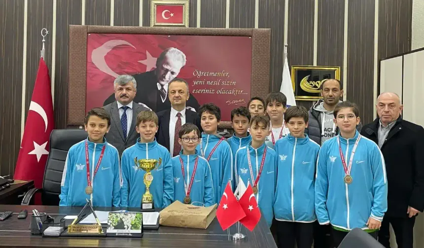 Hentbol Şampiyonası Başarısını Hendek Milli Eğitim Müdürü ile Paylaştı
