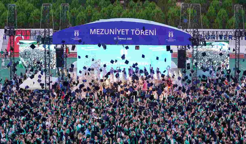 Coşkulu Mezuniyet Töreni ile Yeni Mezunlarını Uğurladı