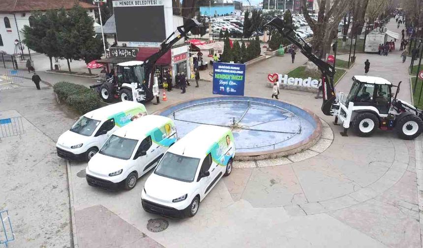 Belediye 2 İş Makinası, 3 Destek Hizmet Aracını Hendek Meydanı’na Dikti