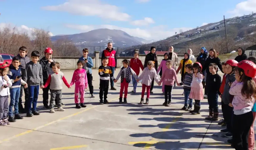 Hendek'te Belediye ve Arama Kurtarma Derneği okulda tatbikat yaptı