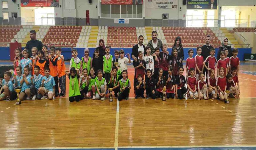 Hendek’te Geleneksel Çocuk Oyunları Şenliği Renkli Görüntülere Sahne Oldu