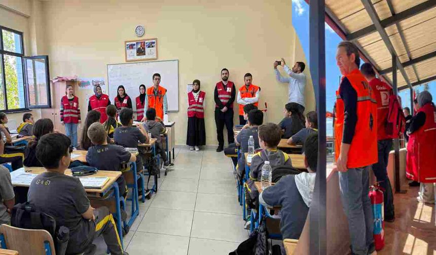 Ziya Gökalp Ortaokulu'nda Afet ve Telsiz Tatbikatı Gerçekleştirildi