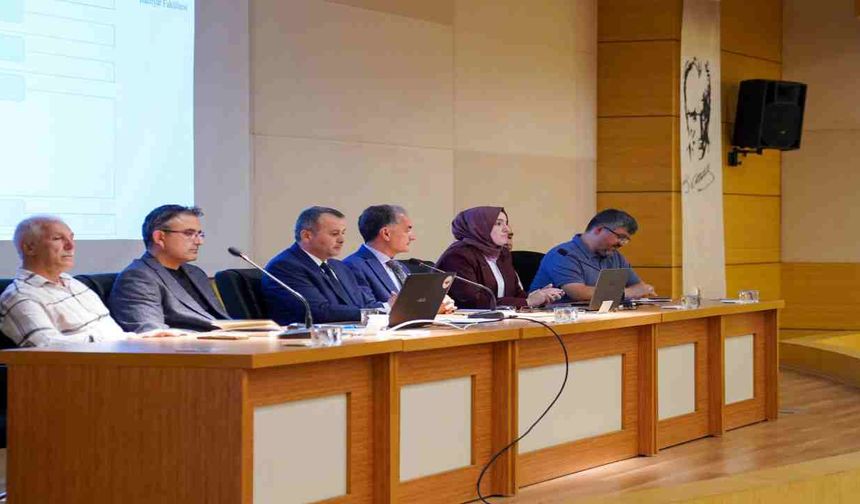 Sakarya Üniversitesi İlahiyat Fakültesinde Akademik Kurul Toplantısı Gerçekleştirildi