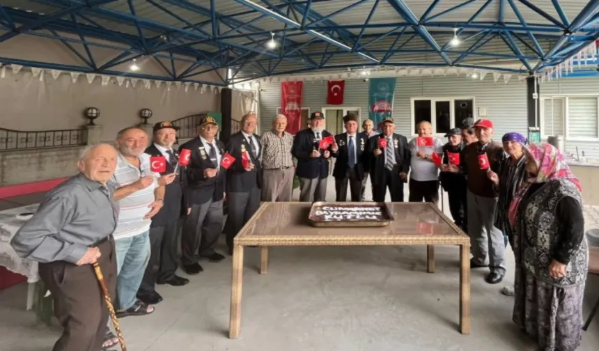 Hendek’te Cumhuriyet Coşkusu Huzurevinde de Yaşandı