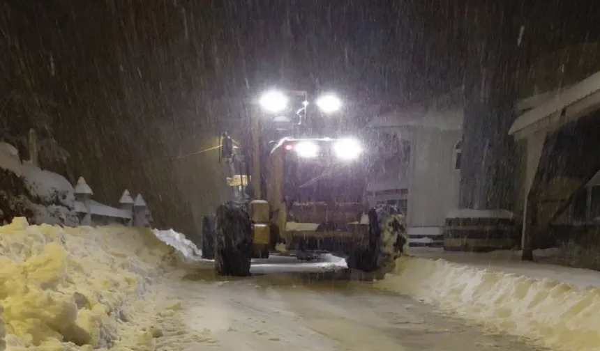 Hendek'in Yüksek Kesimlerinde Yollar Açık Tutulmaya çalışılıyor