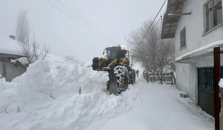 Hendek’te Grup Yollarında Karla Mücadele Aralıksız Sürüyor