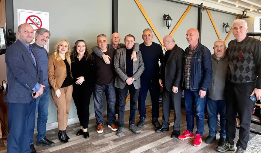 Hendek Lisesi Mezunları Yıllar Sonra Aynı Çatı Altında Buluştu