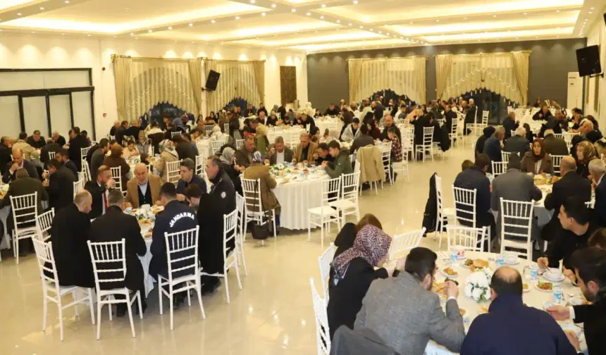 Hendek’te Muhtarlar ve Aileleri İftar Sofrasında Buluştu