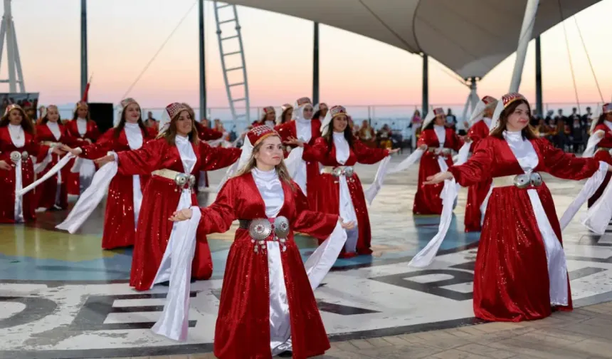 Hendek'te 2. Maarif Halk Dansları Şenliği Düzenlendi