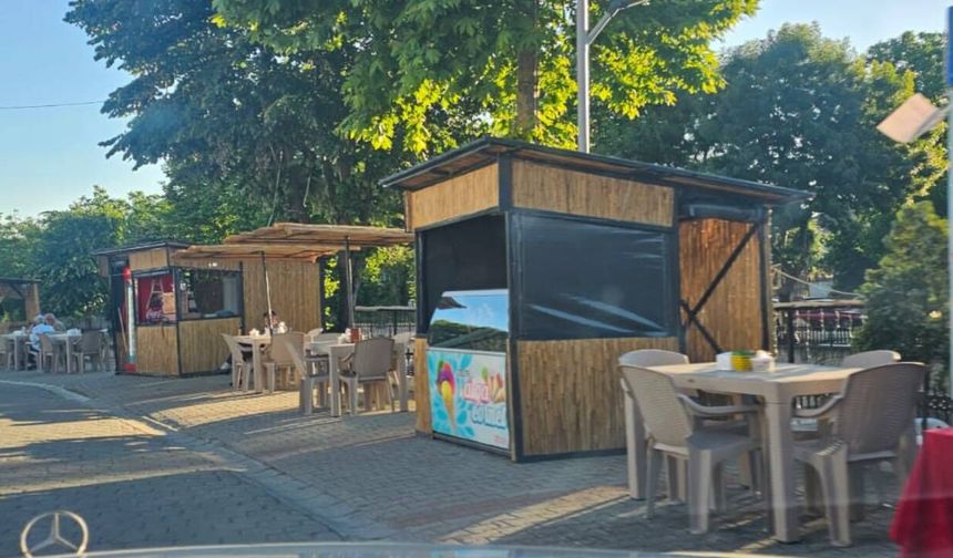 Hendek’te 3504. Sokak Sakinleri Tepkili "Trafiğe Kapatıldı Ama Kaldırımlar İşgal Edildi"