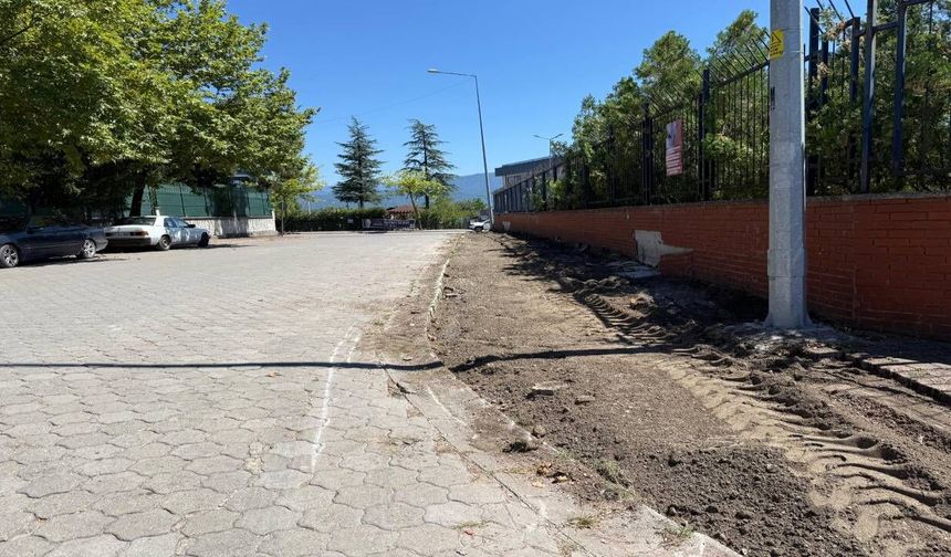 Cem Çerkezoğlu Caddesi'nde Kaldırımlar Yenileme Çalışmaları Devam Ediyor