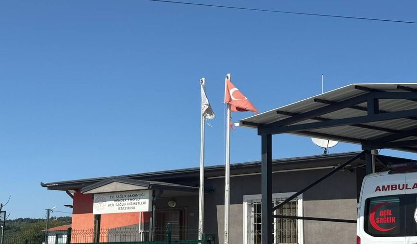 Vatandaşlar Defalarca Uyardı Hendek’te O Bayrak Hala Değişmedi
