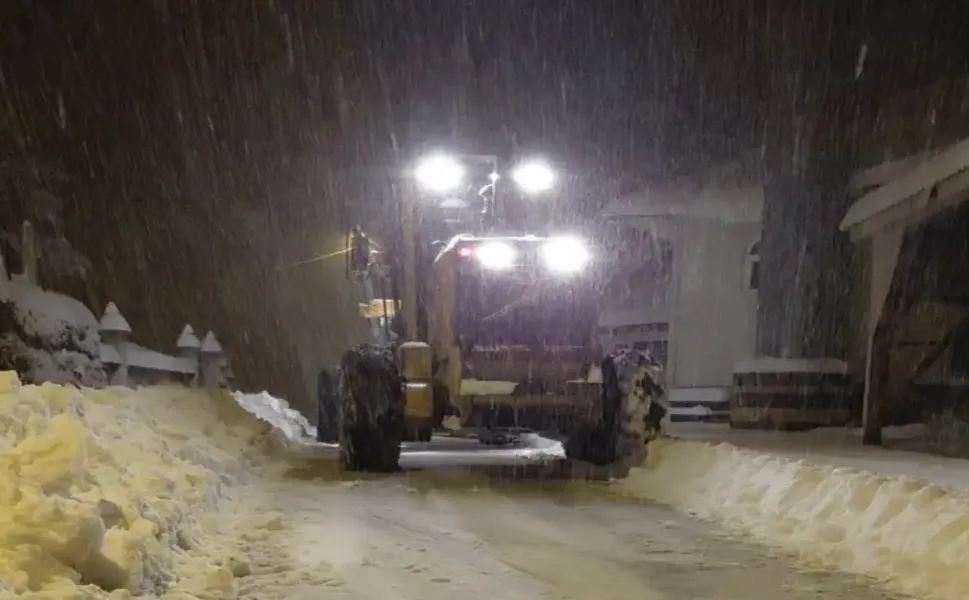 Hendek'in Yüksek Kesimlerinde Yollar Açık Tutulmaya çalışılıyor
