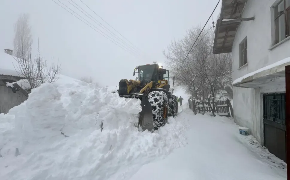 Hendek’te Grup Yollarında Karla Mücadele Aralıksız Sürüyor