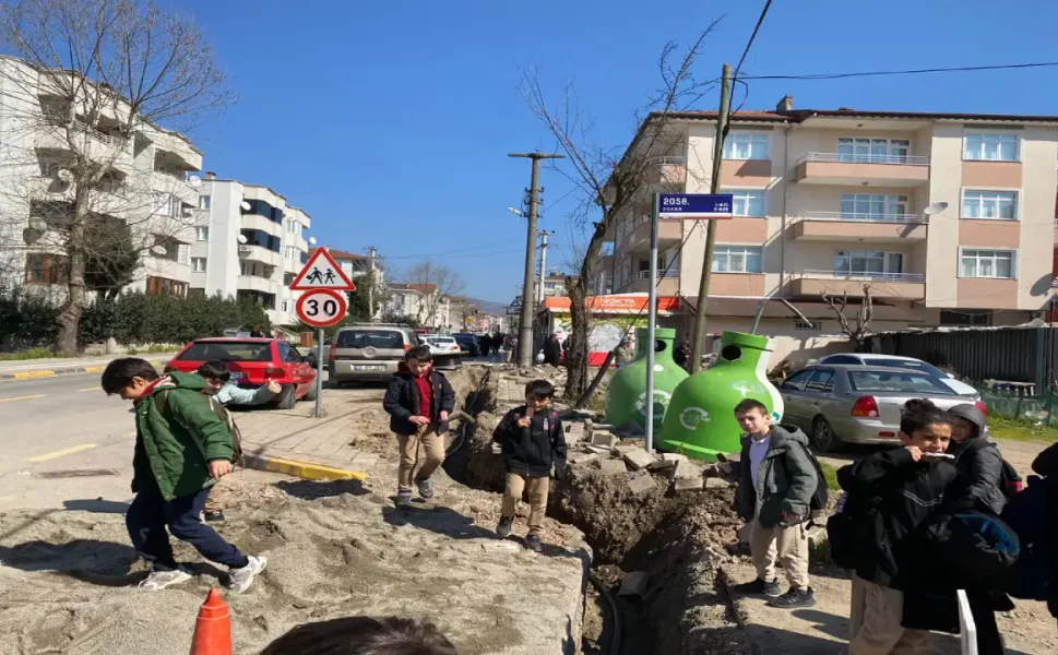 Hendek Cumhuriyet İlkokulu Yanında Tehlikeli Kazı