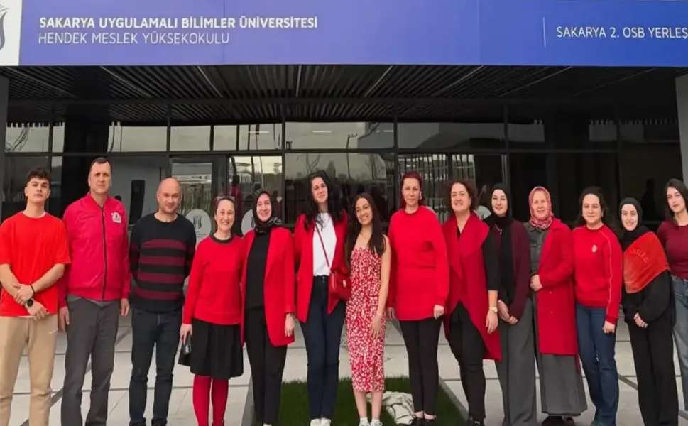 Farkındalık için Hendek'te Kırmızıya Büründüler